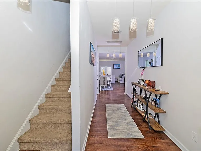 2084 Sawgrass Dr — Photo 2