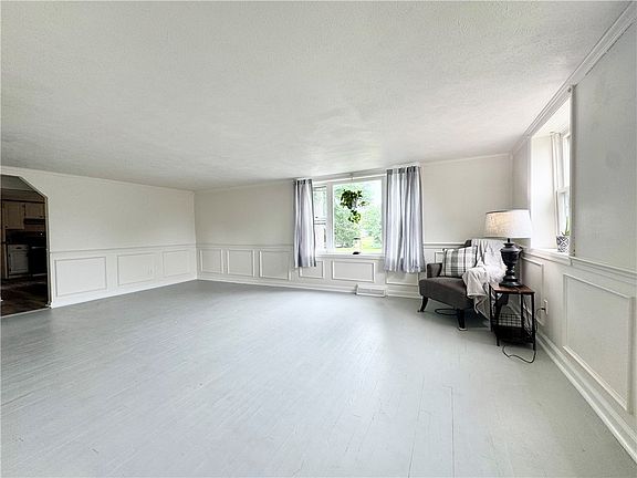 5th image of 304 E Main St