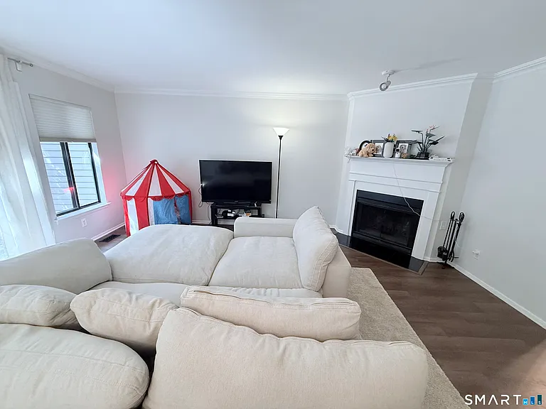 2289 Bedford St #D13 — Photo 16