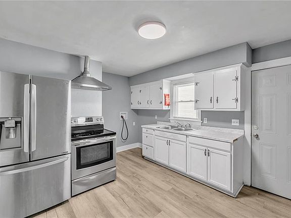 3rd image of 1228 Commerce Ave