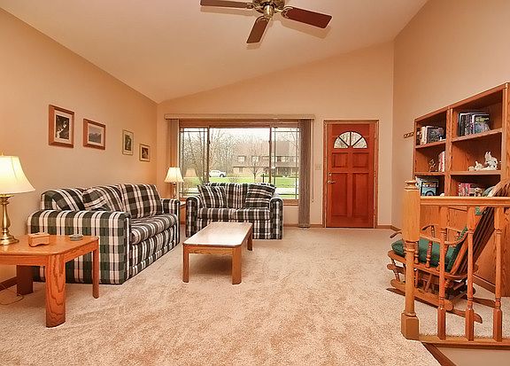 3rd image of 1071 Woodview Dr