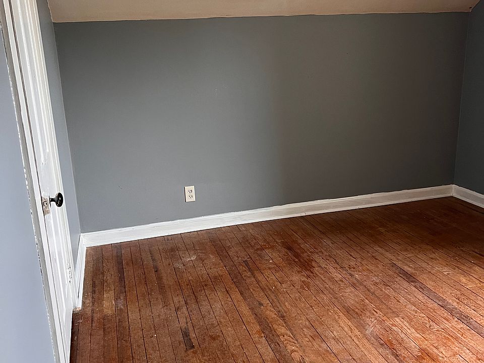 2nd image of 823 W 6th St #1/2