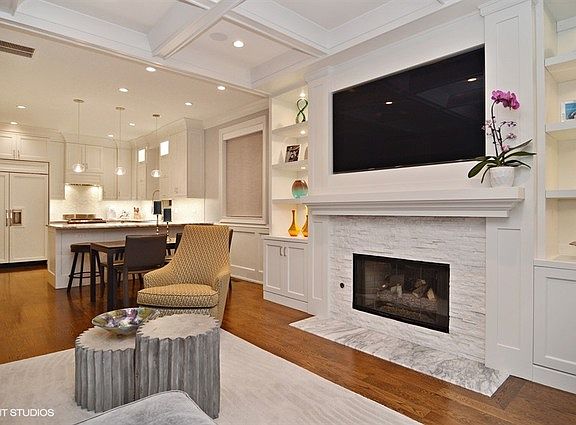 3rd image of 722 W Aldine Ave #1E