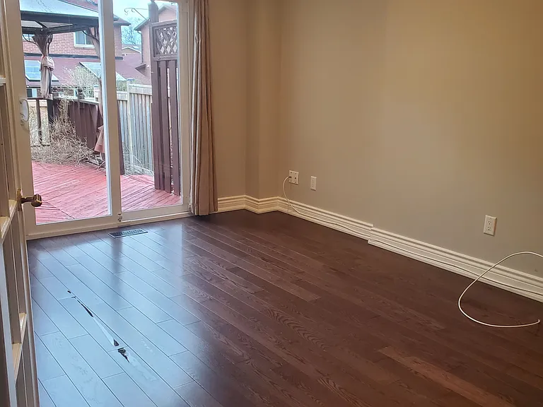 104 Houseman Cres — Photo 9