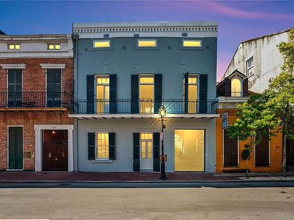 3rd image of 415 Burgundy St #1A