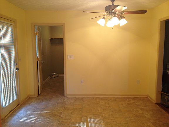 eat-in area of kitchen