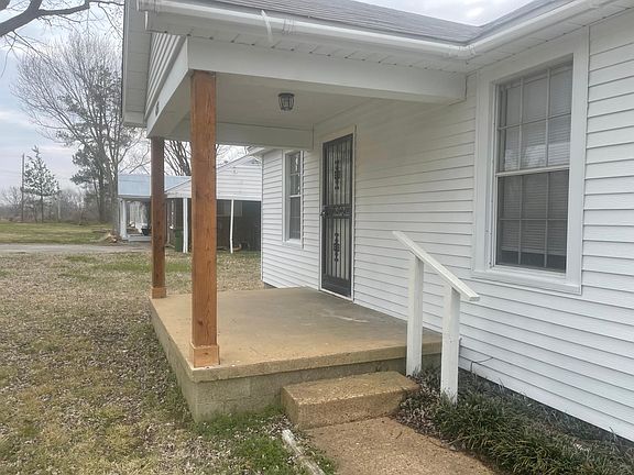 Very quiet dead end street. Covered front porch.
