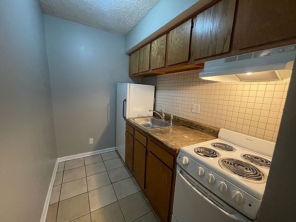 3rd image of 1590 Martha Ct #8