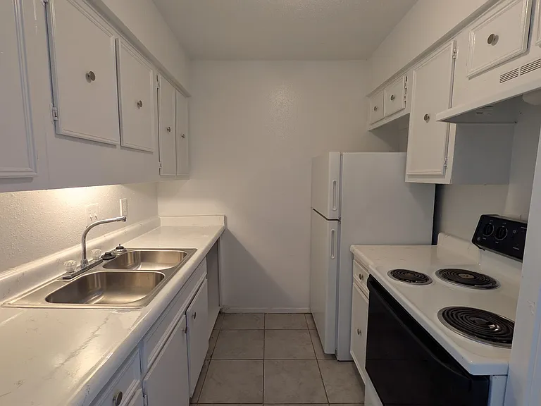 3737 Hillcroft Apartments — Photo 51