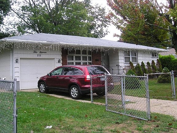 2nd image of 211 Sherman St