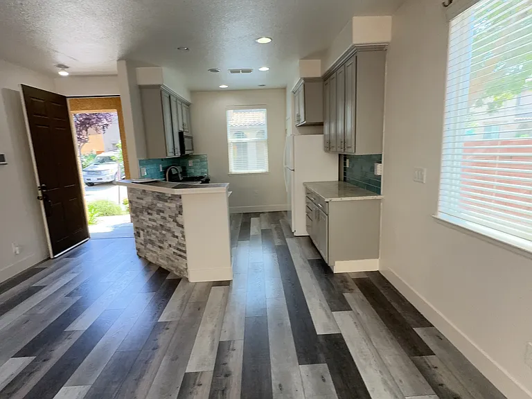 3 Halsey Pl — Photo 1