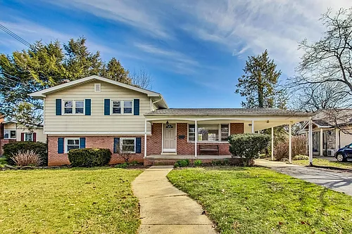 1208 Pinewood Dr Photo 1