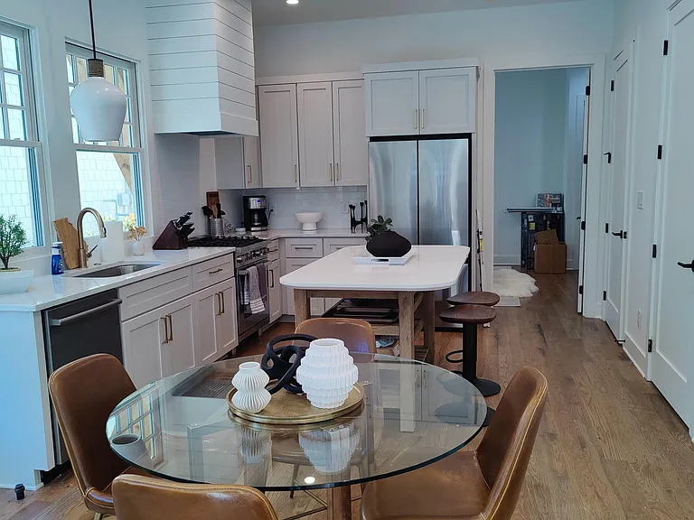 255 Kelmscott Ln — Photo 4