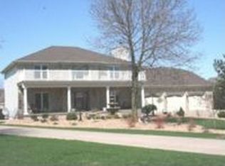 6167 Lakeshore Cir, Davenport, IA 52807