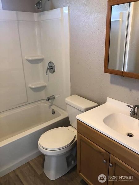 5th image of 4016 Sandy Street NE