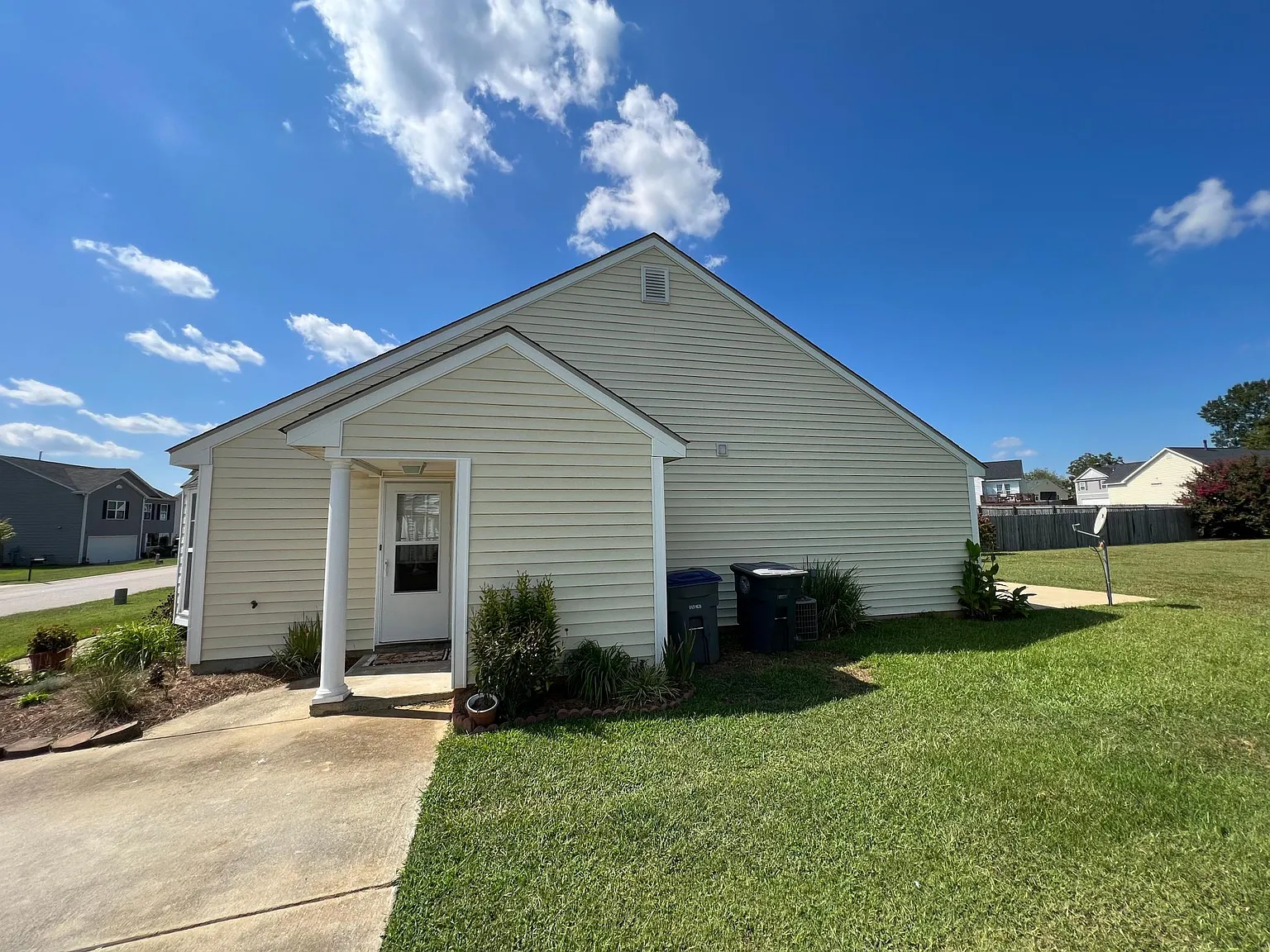 2 bed, 1064 sqft, $1,600 — Photo 2