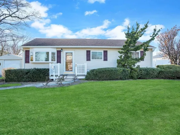 62 Mohawk Avenue, Deer Park, NY 11729