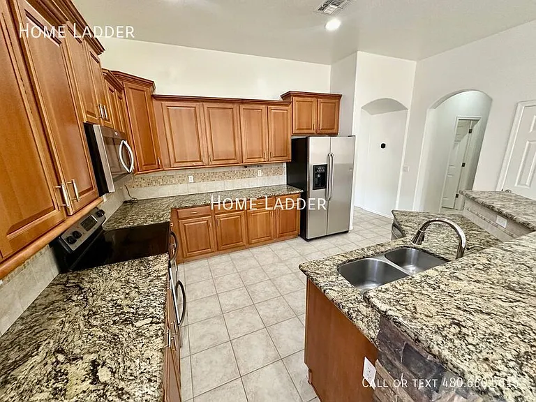 6822 S 55th Ln — Photo 7
