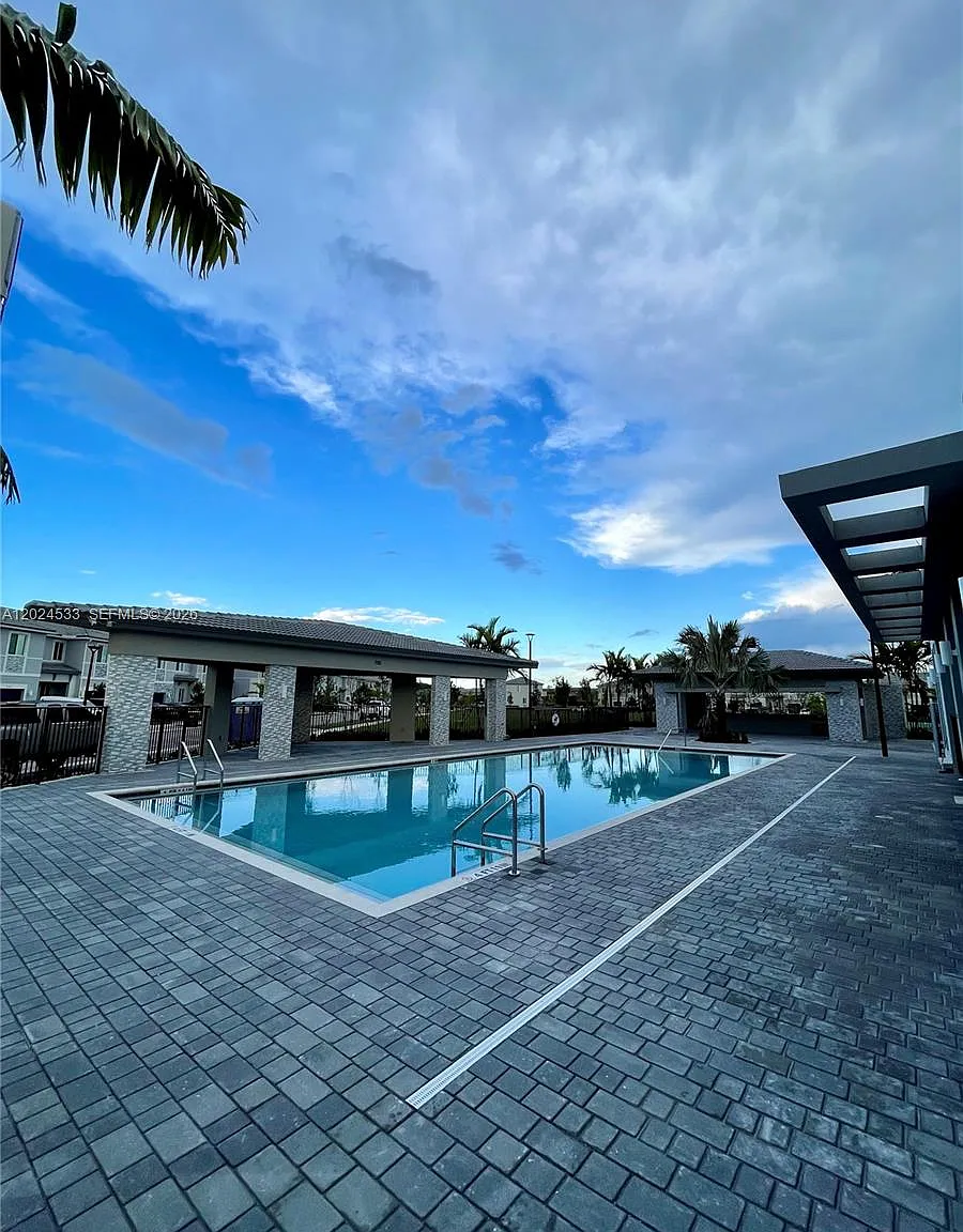 3 bed, 3.5 bath, 1694 sqft, $2,700 — Photo 1