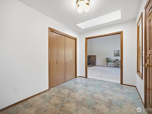 4th image of 4711 Maple Ave