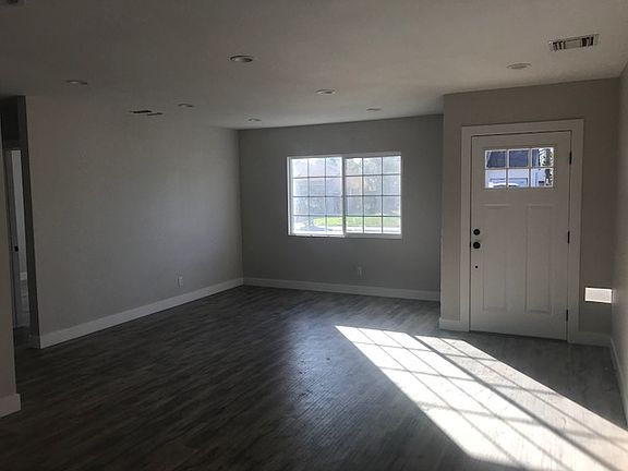 5th image of 2810 Alberta St