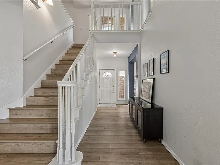 706 Hilltop Dr — Photo 3