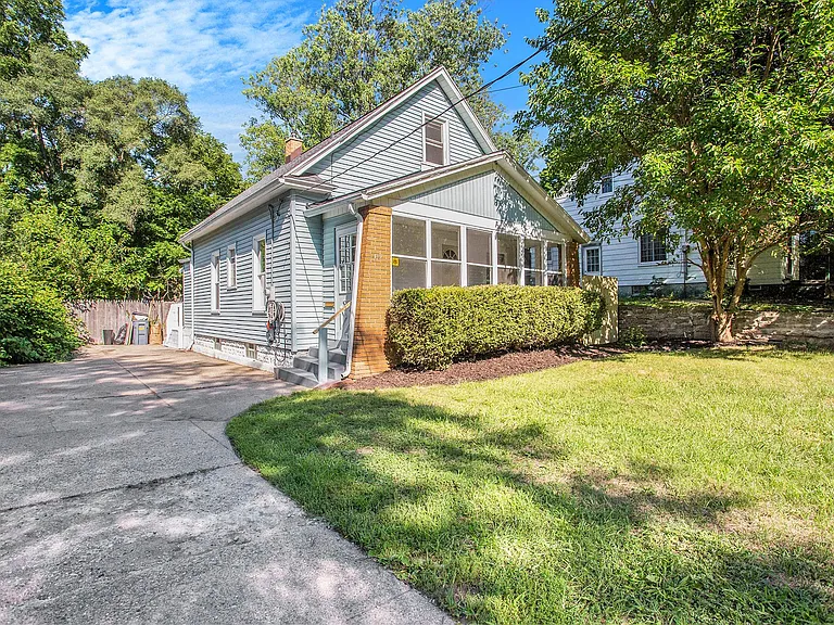 1115 Diamond Ave NE — Photo 1