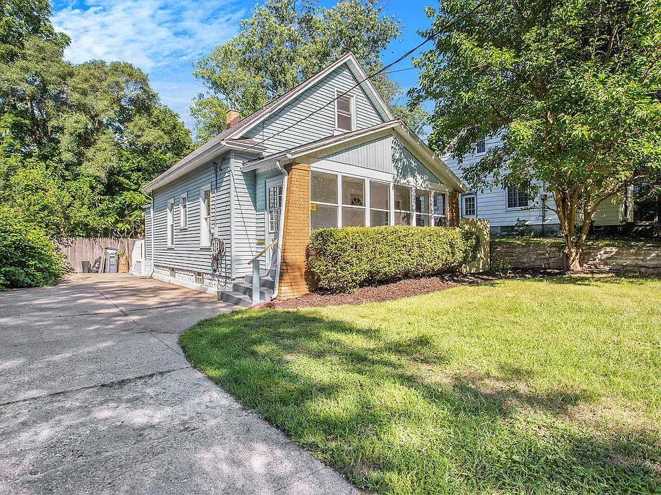 1115 Diamond Ave NE