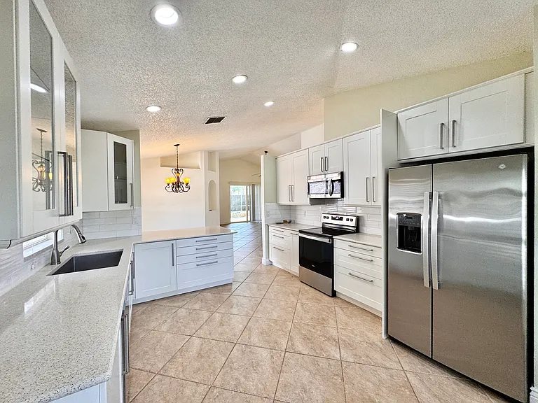 641 Samantha Ln — Photo 25