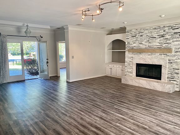 4th image of 303 Brocade Ct