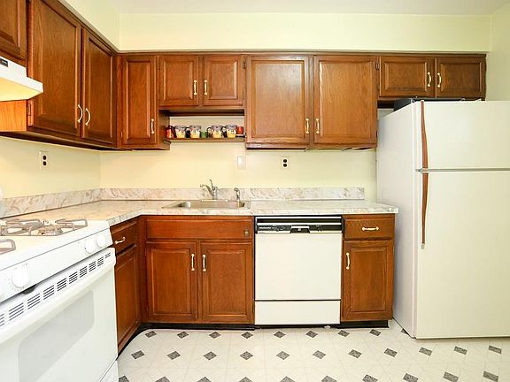 4th image of 3 Essex Ln APT C1