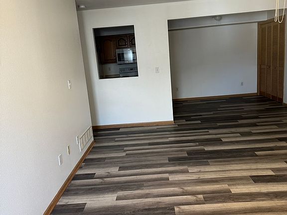 4th image of 405 Hillside Ct #127
