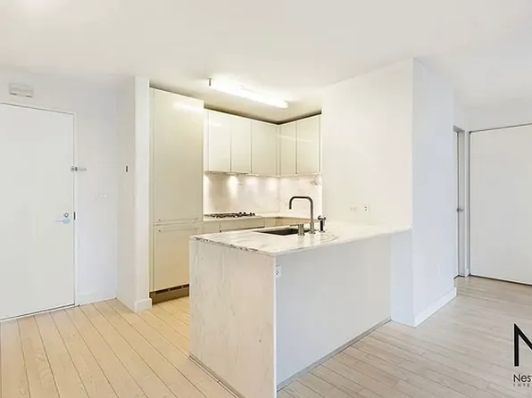 322 West 57th Street image 2 of 8