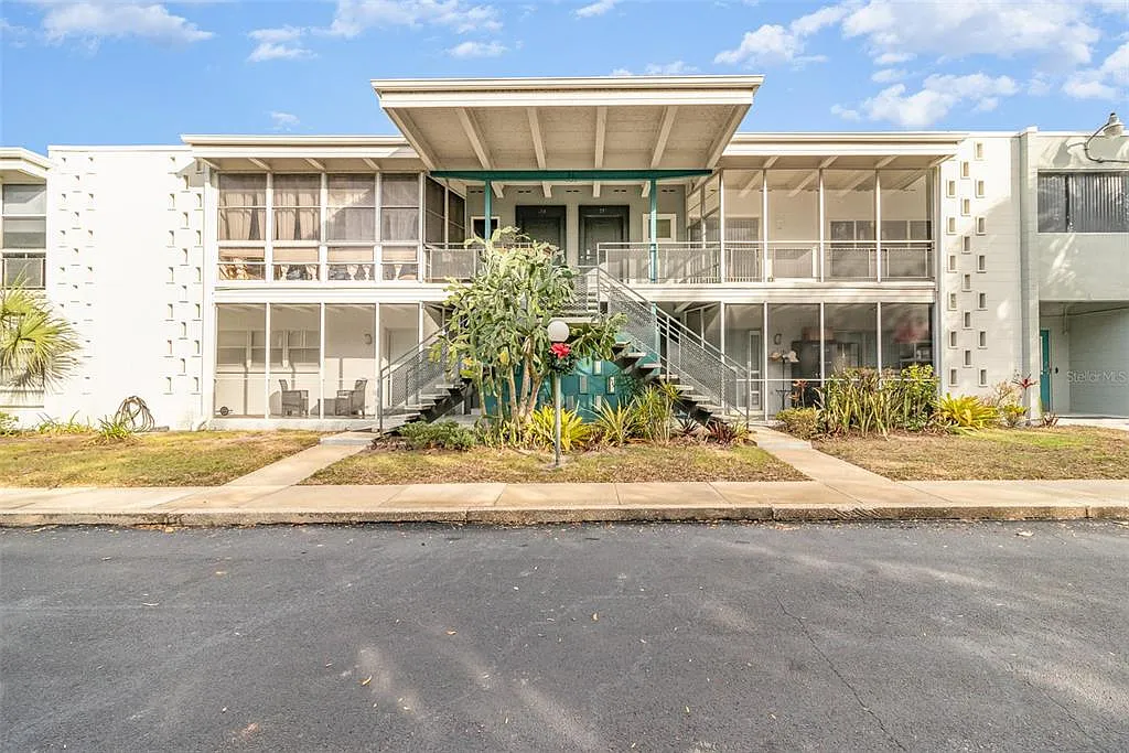 2 bed, 1.0 bath, 710 sqft, $2,300 — Photo 1
