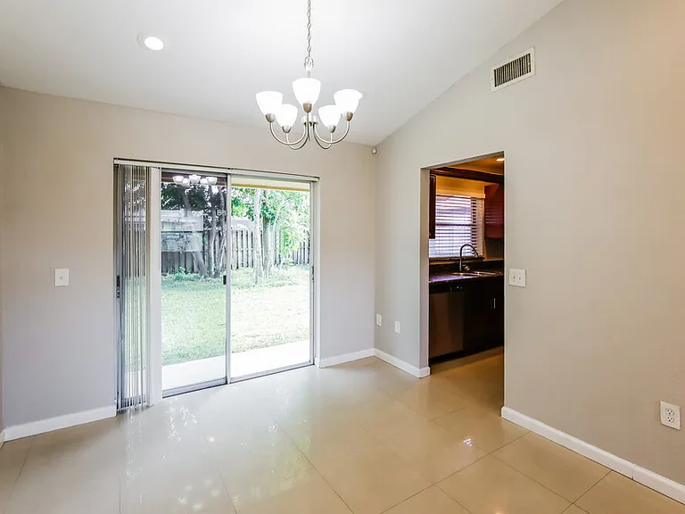 11460 NW 40th Pl — Photo 5