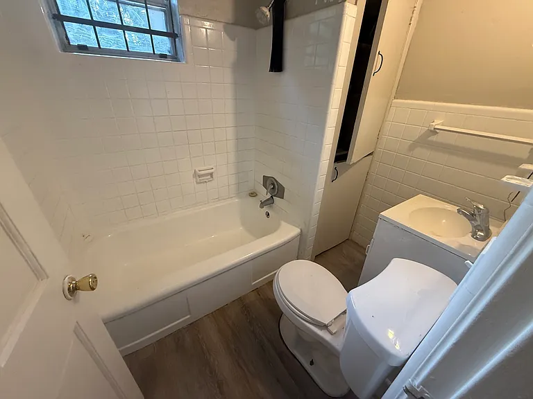 112 W 17th St #1 — Photo 8