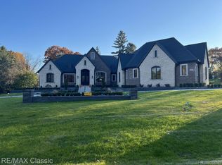 2866 Pine Bluffs Ct, Highland, MI 48357