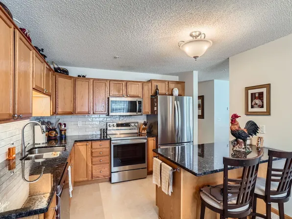 2231 Penn Pl APT 201, North Saint Paul, MN 55109