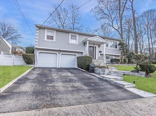 93 Searingtown Road, Albertson, NY 11507