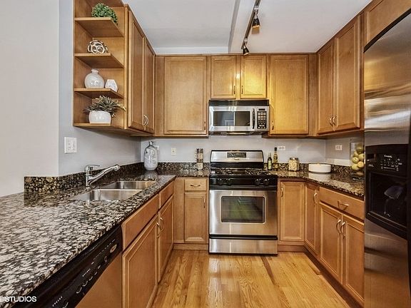 5th image of 2158 W Grand Ave Unit 406