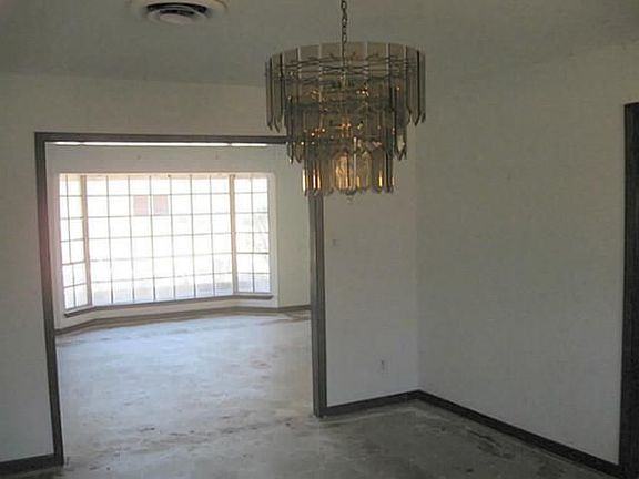 3rd image of 330 Somerset Cir
