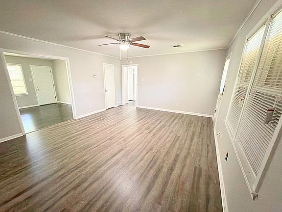 3rd image of 1922 Coventry Dr