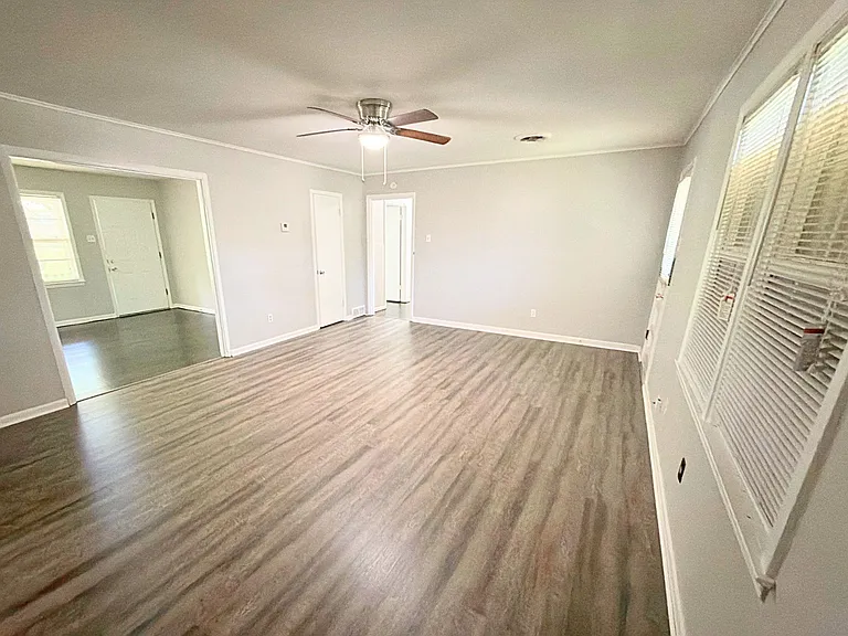 1922 Coventry Dr — Photo 3