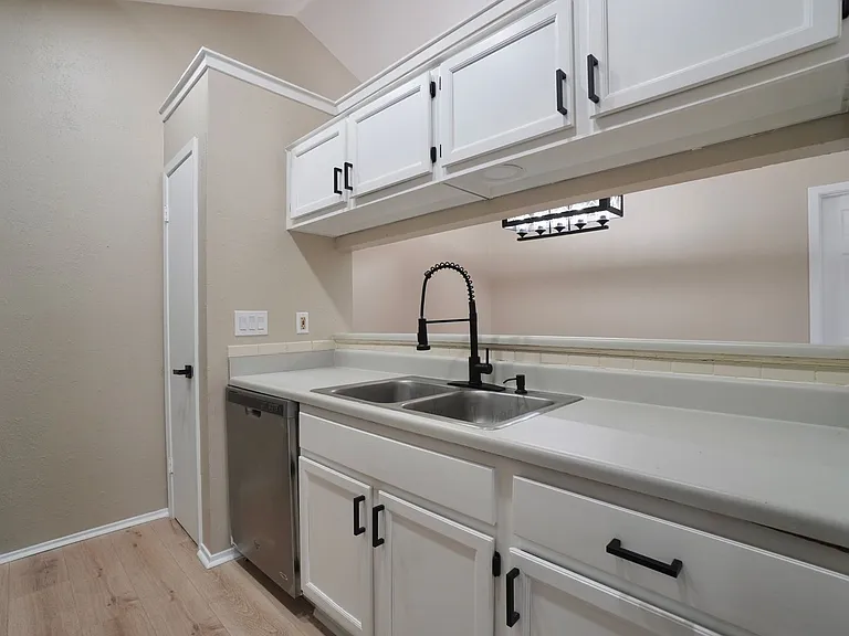 508 Greenlawn Blvd — Photo 13