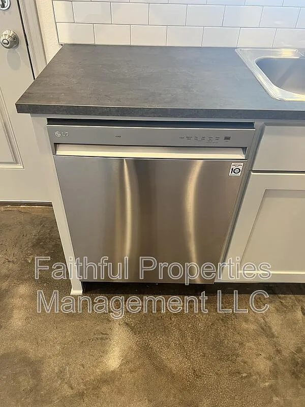 2 bed, 1.0 bath, $1,395 — Photo 3