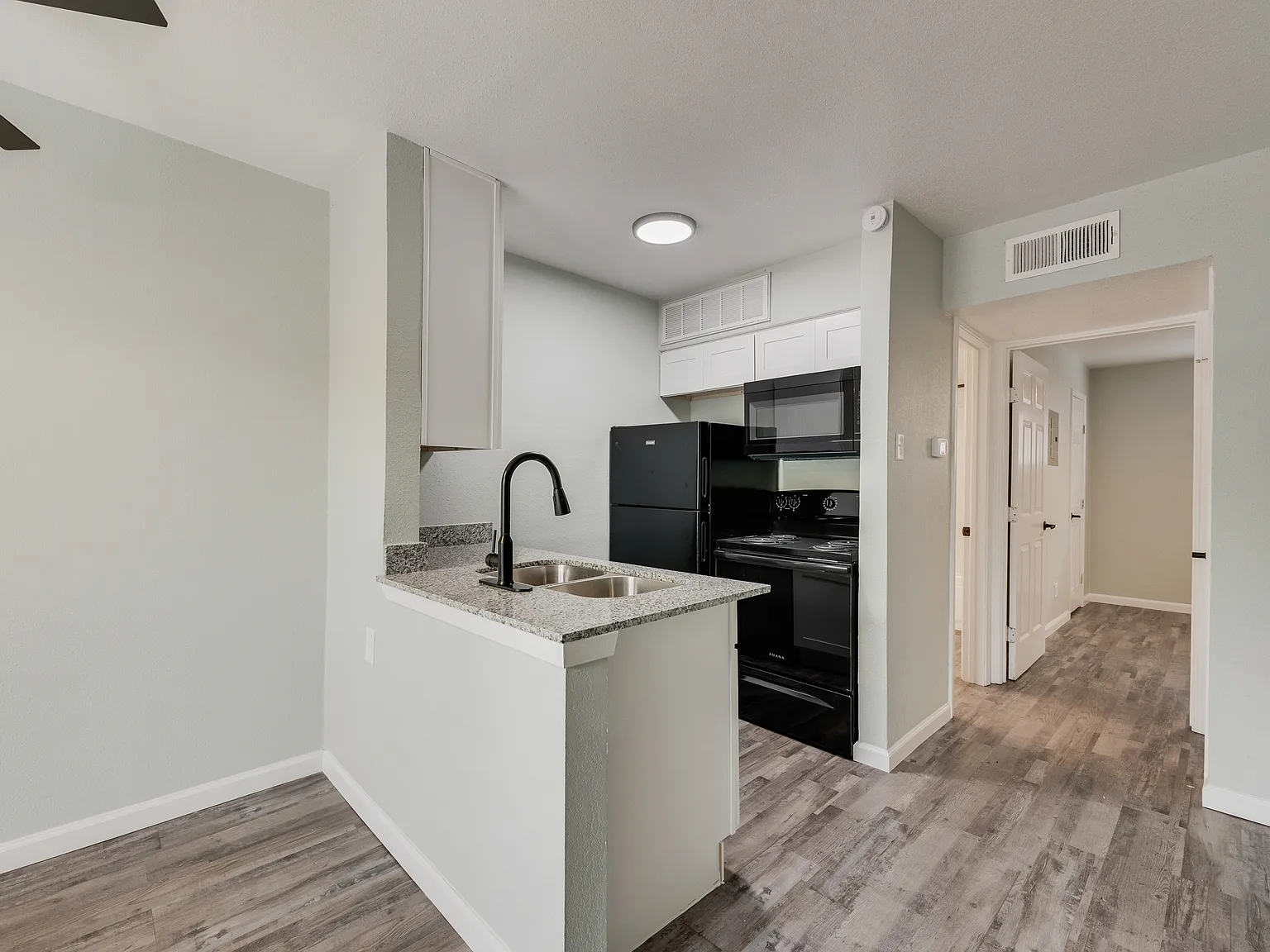 The Element on Live Oak — Photo 4