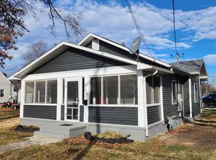 903 E Webster St, Benton, IL 62812