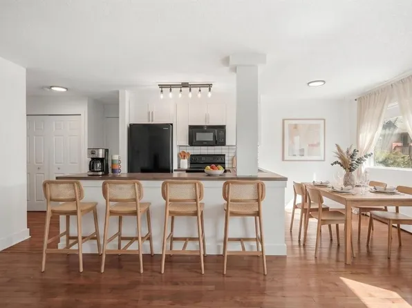 2110 E 15th St SW #7, Calgary, AB T2T 3Y8