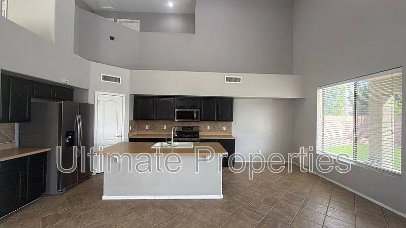 4 bed, 2.0 bath, 2405 sqft, $2,395 — Photo 3