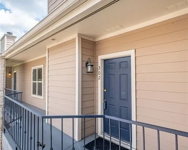 2414 Longview St #302 — Photo 1